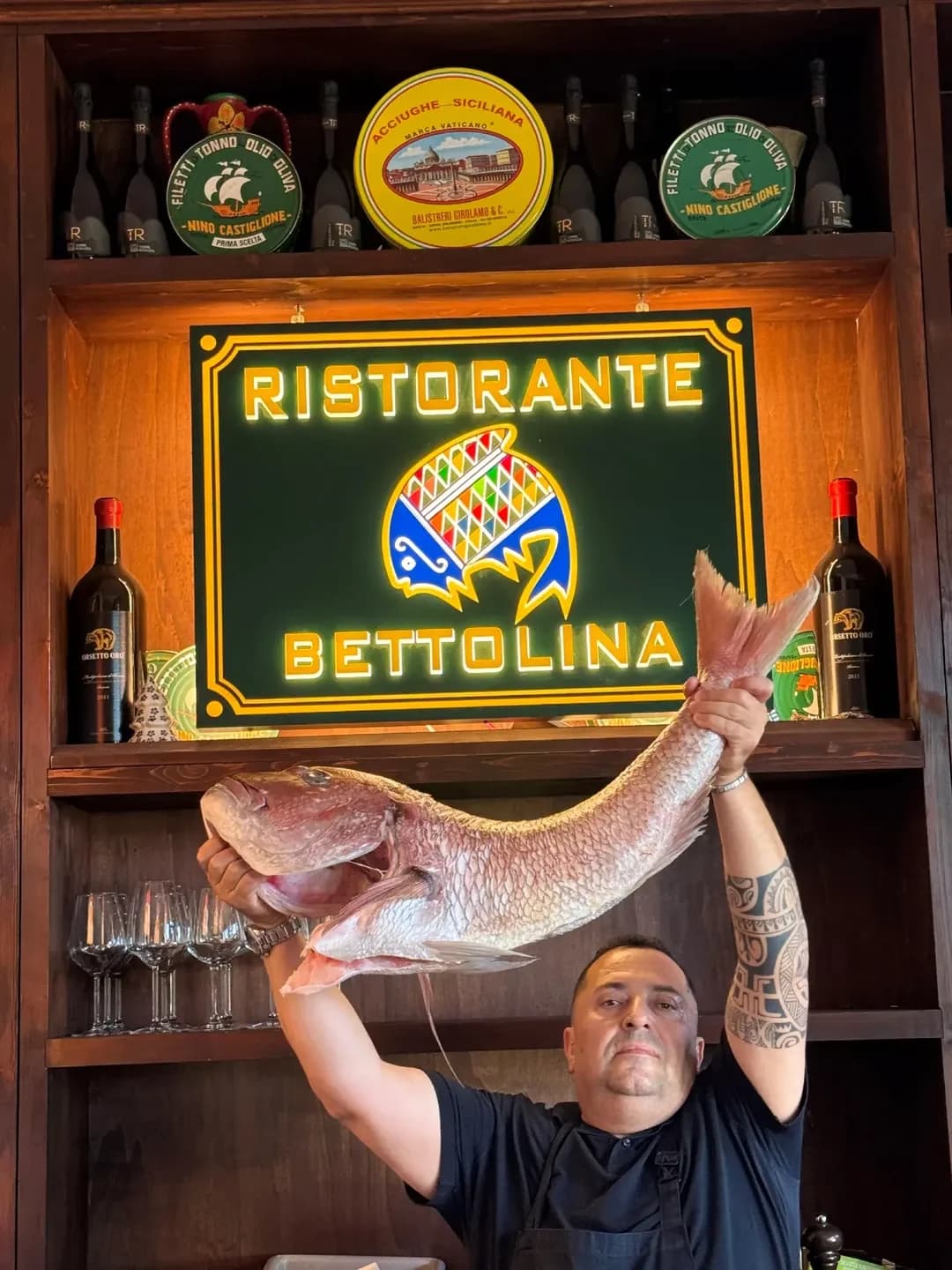 Chef con il pescato del giorno