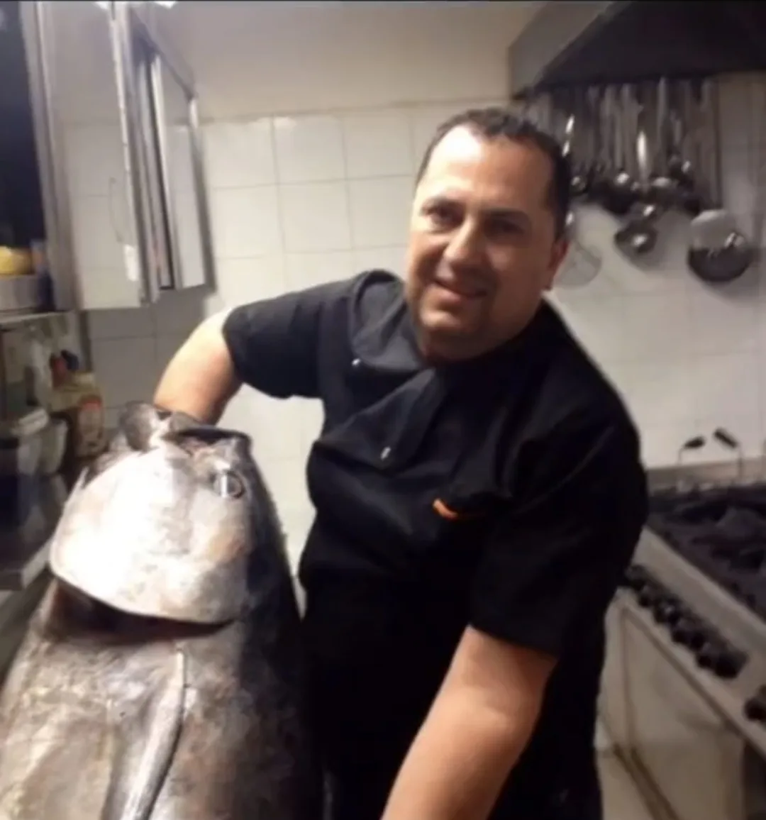 Tonno fresco appena arrivato in cucina