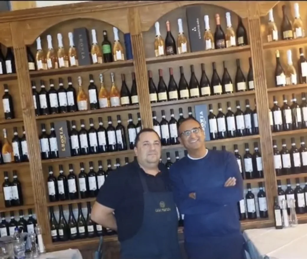 Ospite davanti alla parete dei vini della Bettolina