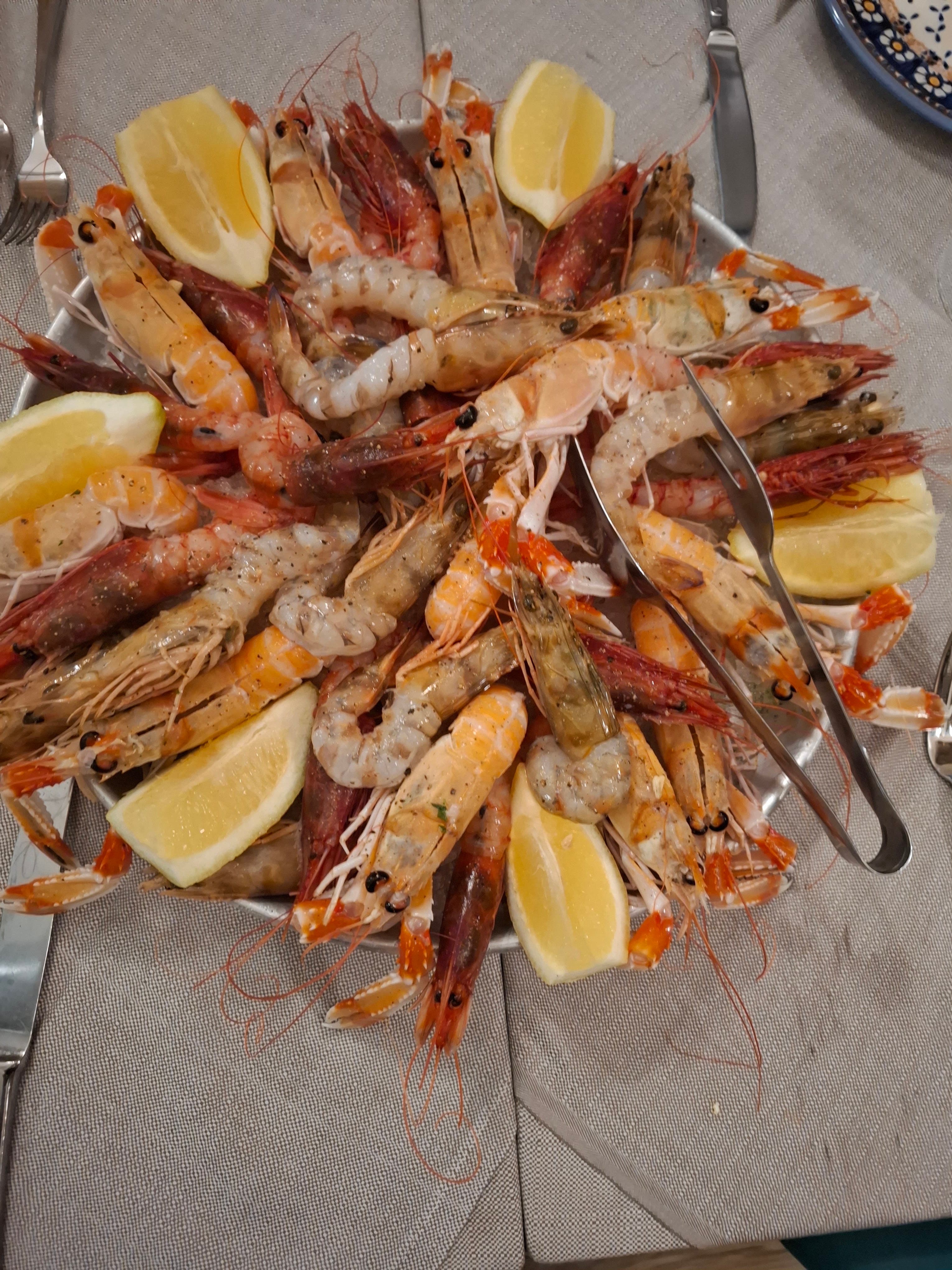 Piatto di gamberi crudi con limone