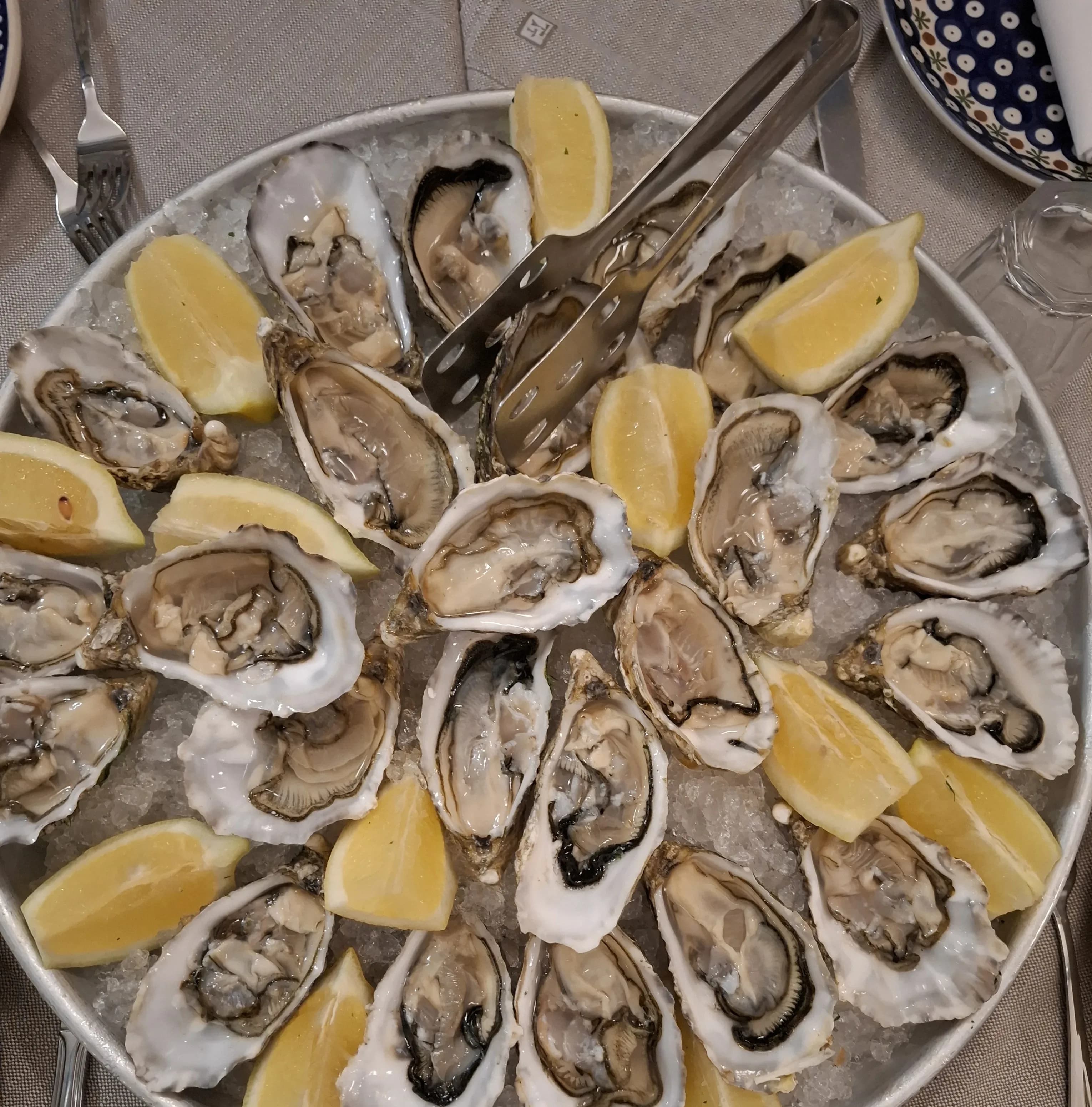 Piatto di ostriche con limone