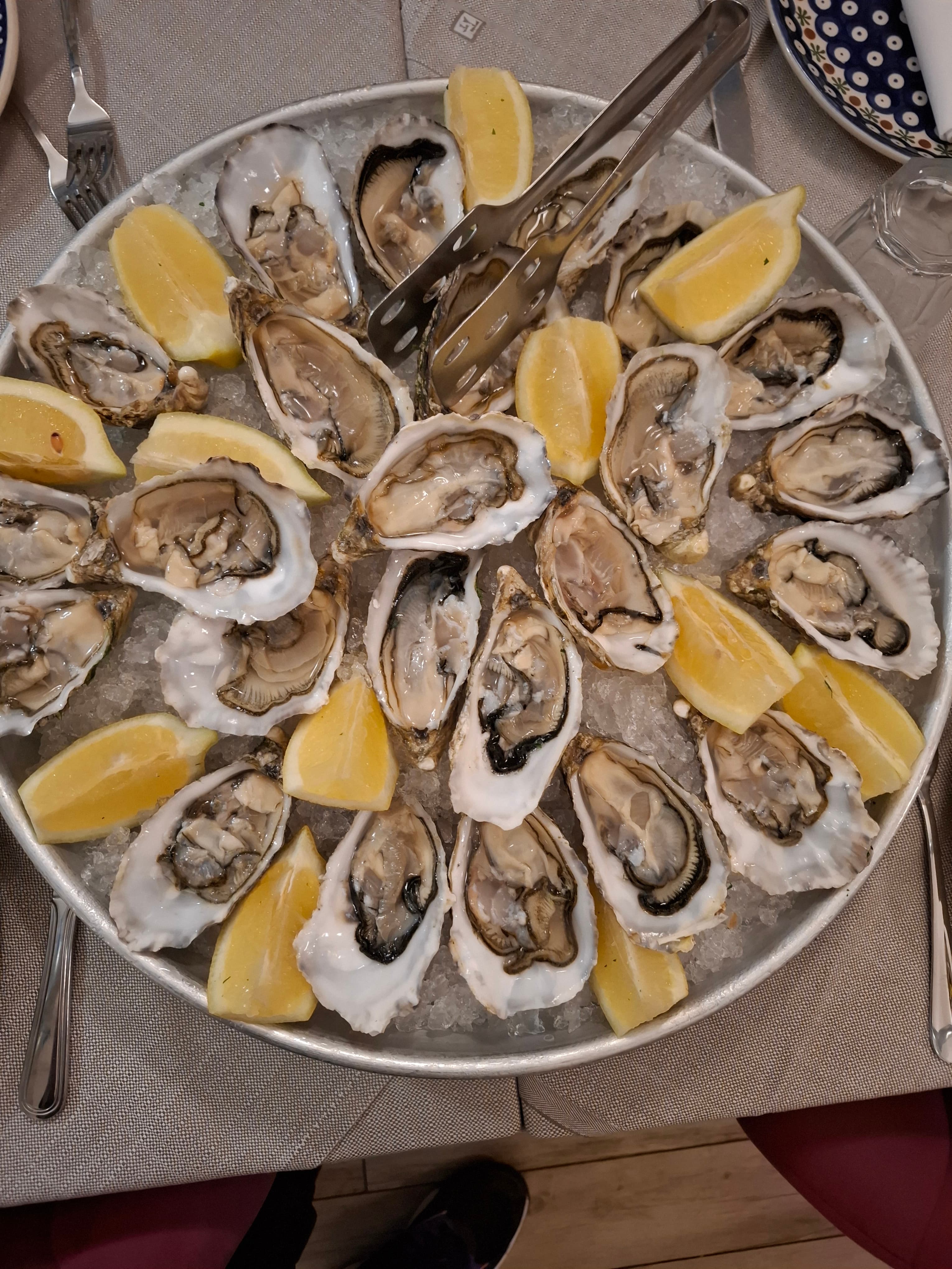 Piatto di ostriche con limone