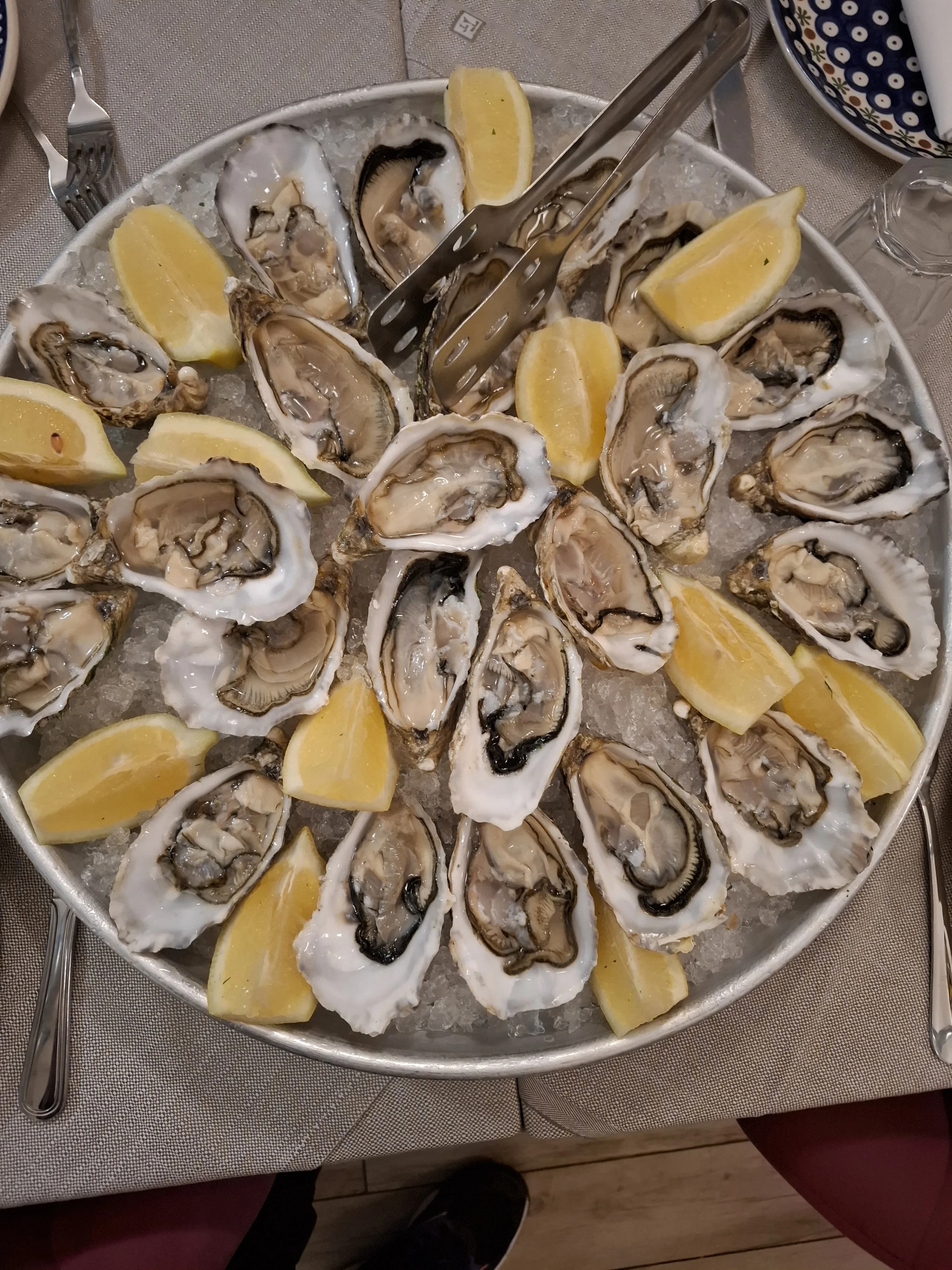 Piatto di ostriche con limone